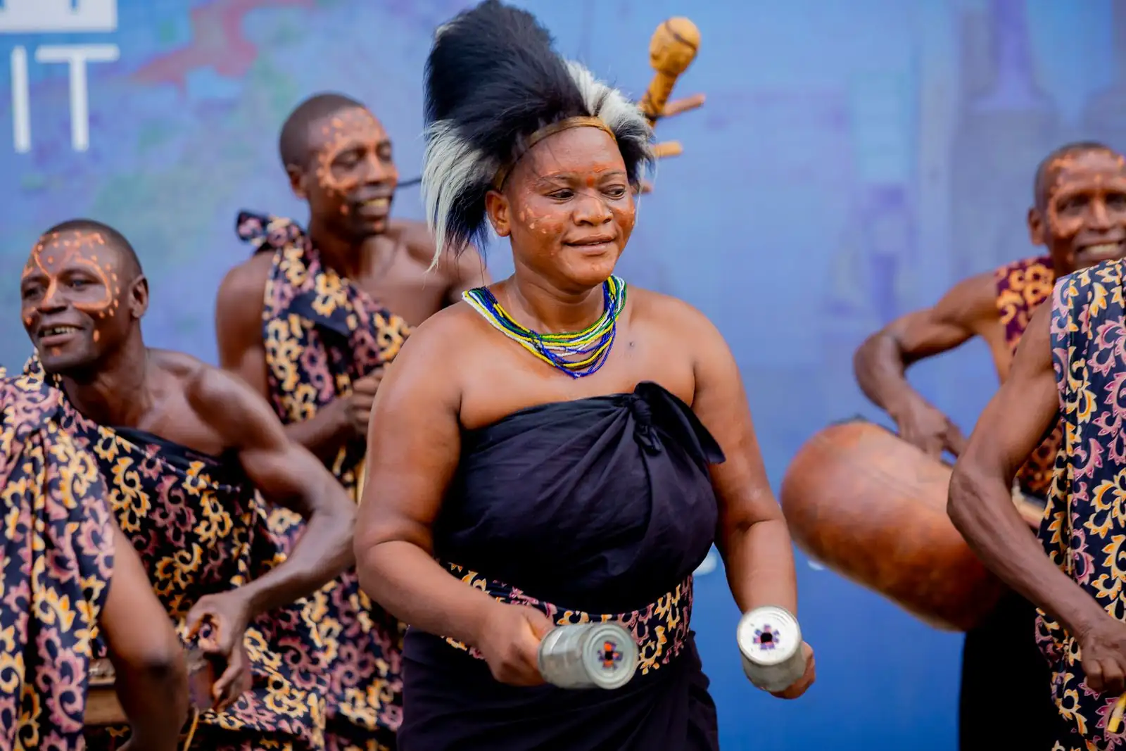 Troupe de danse et de percussions traditionnelles en spectacle